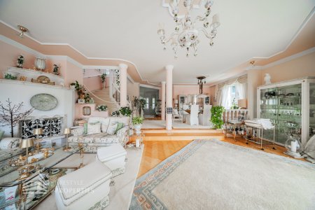 Beeindruckende Villa mit gepflegtem Garten und Pool als Investment