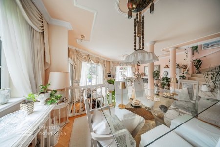 Beeindruckende Villa mit gepflegtem Garten und Pool als Investment