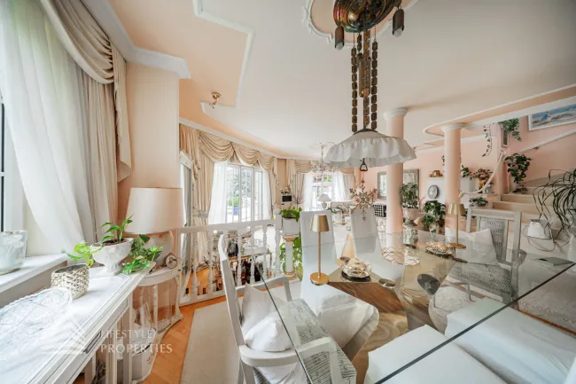 Beeindruckende Villa mit gepflegtem Garten und Pool als Investment - Bild