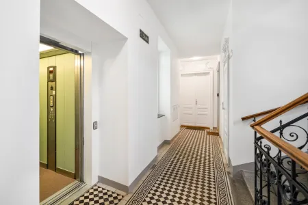 Stiegenhaus, Lift