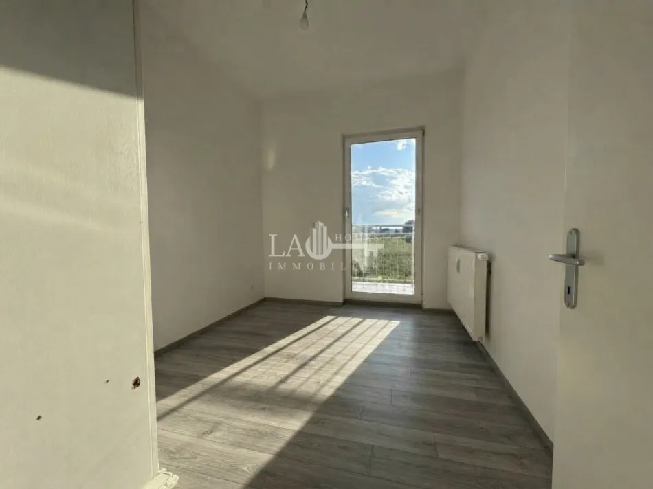 Charmante 4-Zi-Wohnung mit Balkon und Parkplatz - Bild