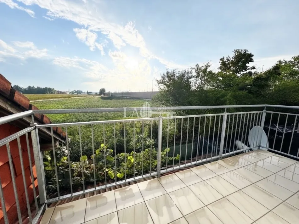 Charmante 4-Zi-Wohnung mit Balkon und Parkplatz - Titelbild