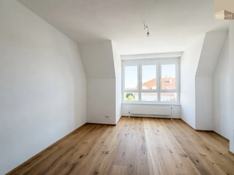 Lichtdurchflutete 3-Zimmer-Wohnung mit neuem Parkettboden, Grünblick und Garage - Titelbild