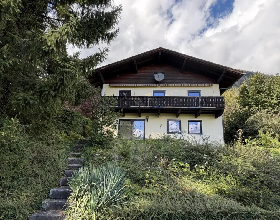 Charmantes Einfamilienhaus mit unverbaubarer Traumaussicht und 900m² Baugrund ! - Titelbild