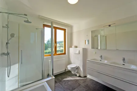 OG_Badezimmer mit Wanne, Dusche und WC