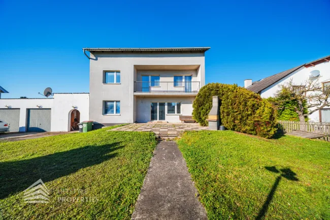 Großzügiges Familienrefugium in absoluter Ruhelage – charmantes Wohnhaus auf 1.000 m² Traumgrundstück in 1220 Wien - Titelbild