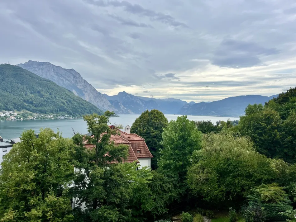 Über den Dächern von Gmunden – 3-Zimmer-Wohnung mit Loggia, Seeblick & Carport - Titelbild