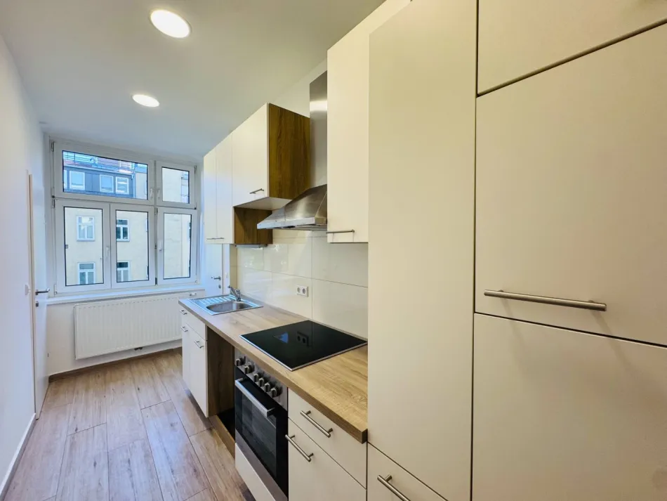 HOCHWERTIG AUSGESTATTETE WOHNUNG IN HELLER, RUHIGER HOFLAGE BEI U3 - Bild
