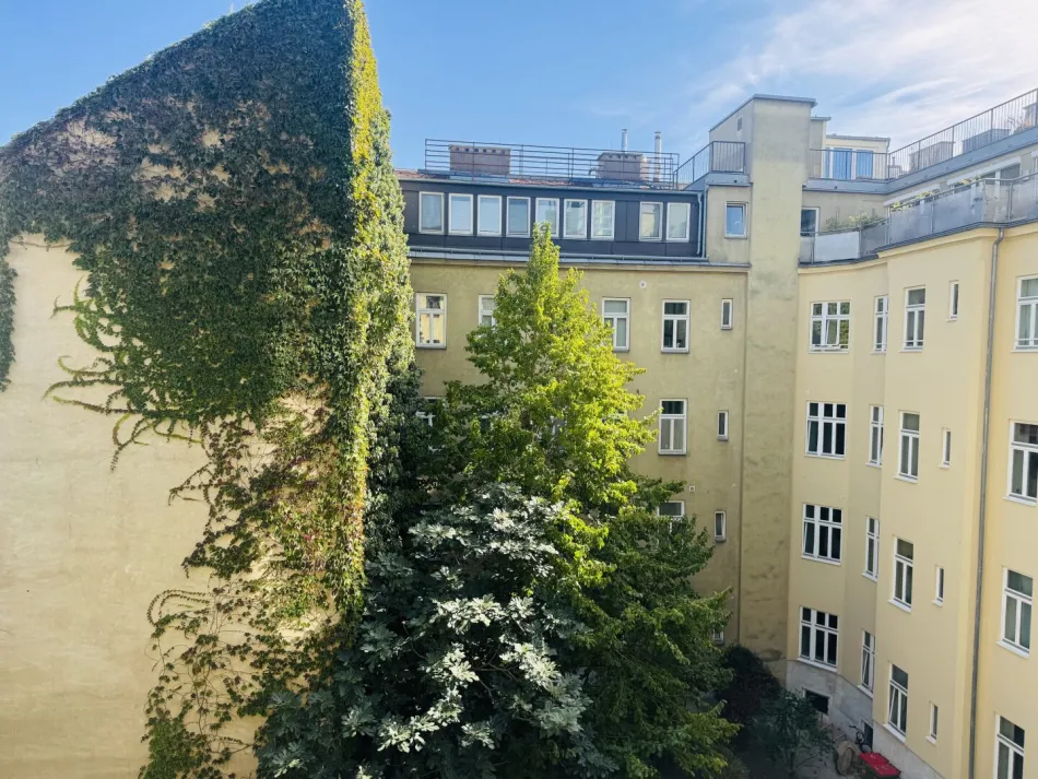 HOCHWERTIG AUSGESTATTETE WOHNUNG IN HELLER, RUHIGER HOFLAGE BEI U3 - Bild