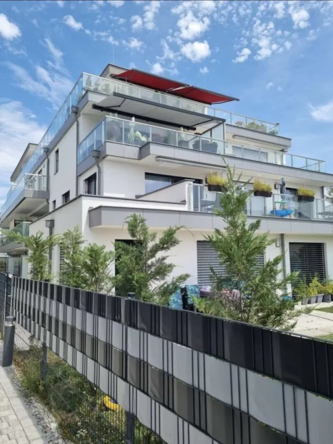 Charmante Erdgeschosswohnung mit großzügiger Terrasse, Garagenplatz und naturnaher Lage in 1220 Wien verfügbar ab 01.12. - Titelbild