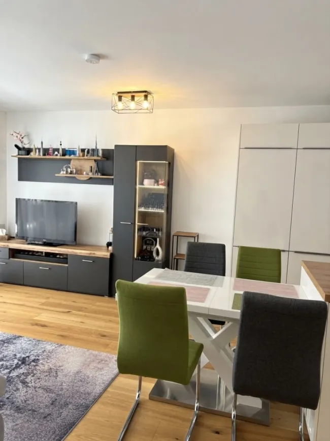 Charmante Erdgeschosswohnung mit großzügiger Terrasse, Garagenplatz und naturnaher Lage in 1220 Wien verfügbar ab 01.12. - Bild