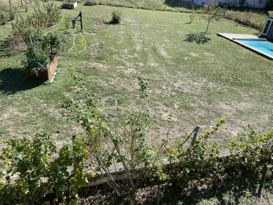 Das Badevergnügen ist schon da! 765 m² Baugrundstück mit Pool und Burgblick in Seebenstein - Titelbild