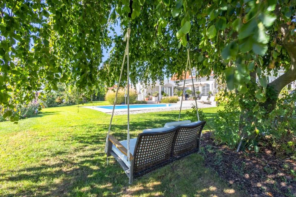 Repräsentatives Anwesen mit separatem Wohn-/Officebereich auf sehr großem Grundstück mit Baulandreserve - Bild