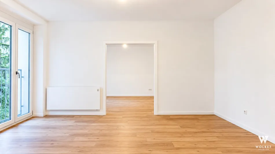 Erstbezug nach Renovierung: Helle 2-Zimmer-Wohnung mit bodentiefen Fenstern & begrünter Innenhof - Bild