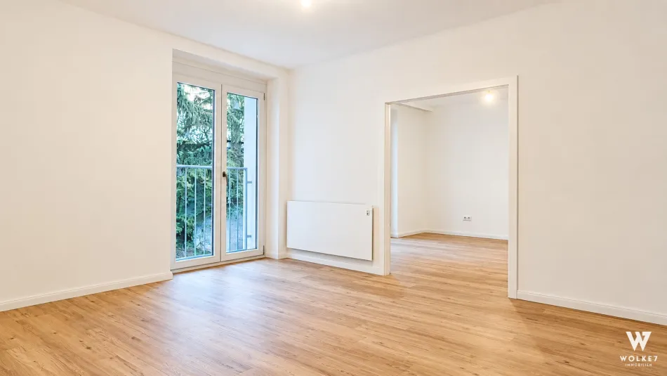 Erstbezug nach Renovierung: Helle 2-Zimmer-Wohnung mit bodentiefen Fenstern & begrünter Innenhof - Titelbild