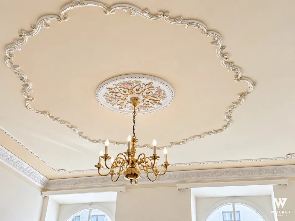 Altbaujuwel mit prachtvollem Stuck – stilvolles Wohnen für Liebhaber klassischer Wiener Eleganz I Fußbodenheizung I Lift | Nähe Wiedner Hauptstraße - Bild