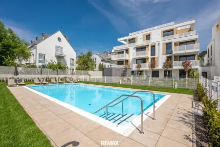 Großes Pool in der Wohnhausanlage zur Nutzung