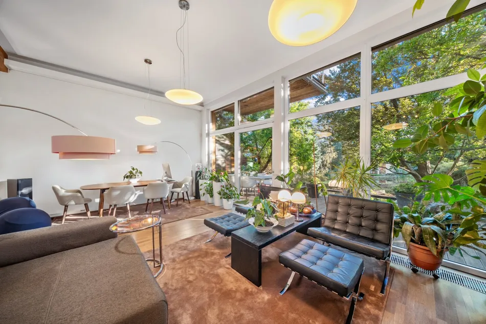Lichtdurchflutetes Architektenhaus in Perchtoldsdorf mit großem Garten, Naturteich & Terrasse - Bild