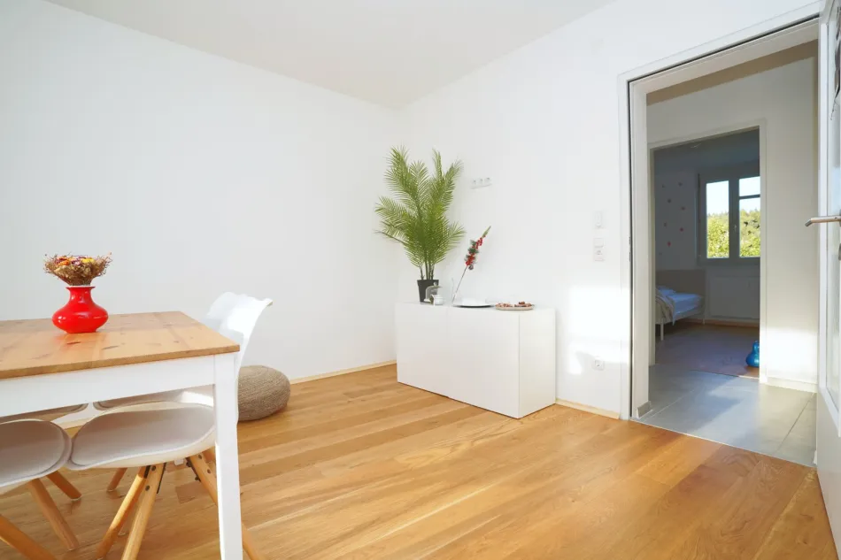 Hell, gepflegt und bestens gelegen - 4-Zimmer-Wohnung mit Tiefgaragenplatz in Feschnig - Titelbild