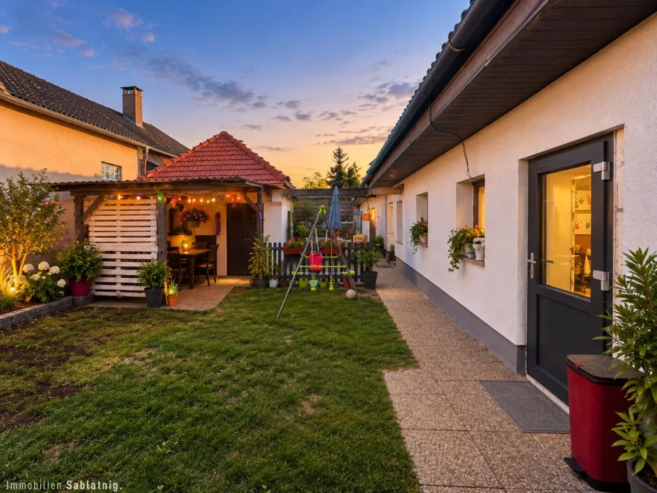 Liebevoll renoviertes Landhaus 5 Zimmer, mit Sommerhaus, Garage und viel Platz in Deutsch Jahrndorf - Titelbild