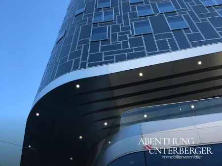 Innsbruck: 476 m² Gewerbefläche mit Terrasse und Blick über Stadt und Berge