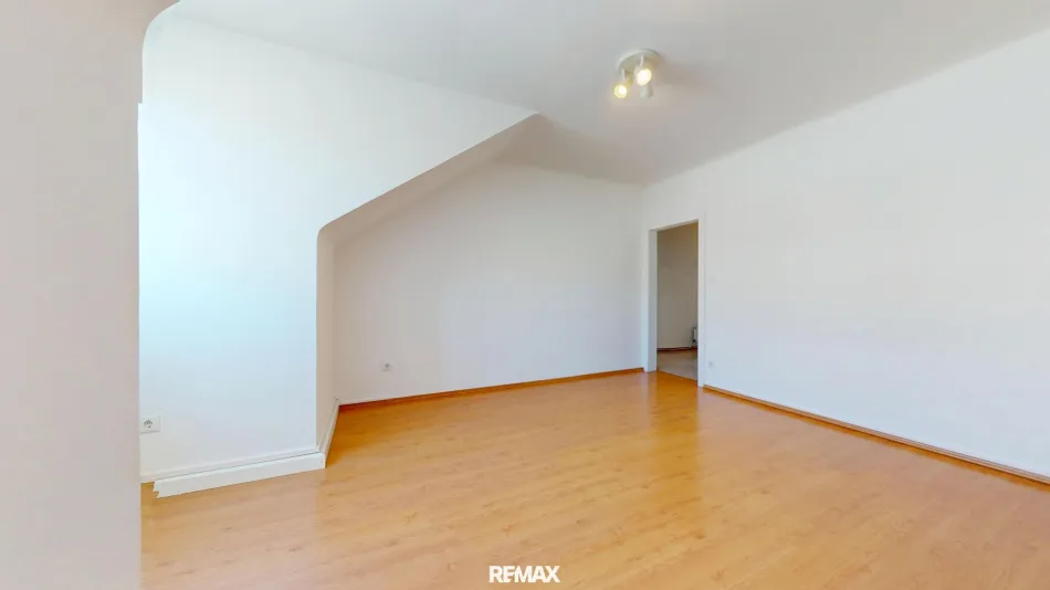 Drei-Zimmer-Dachgeschoß-Wohnung in U-Bahn und S-Bahn-Nähe - Bild