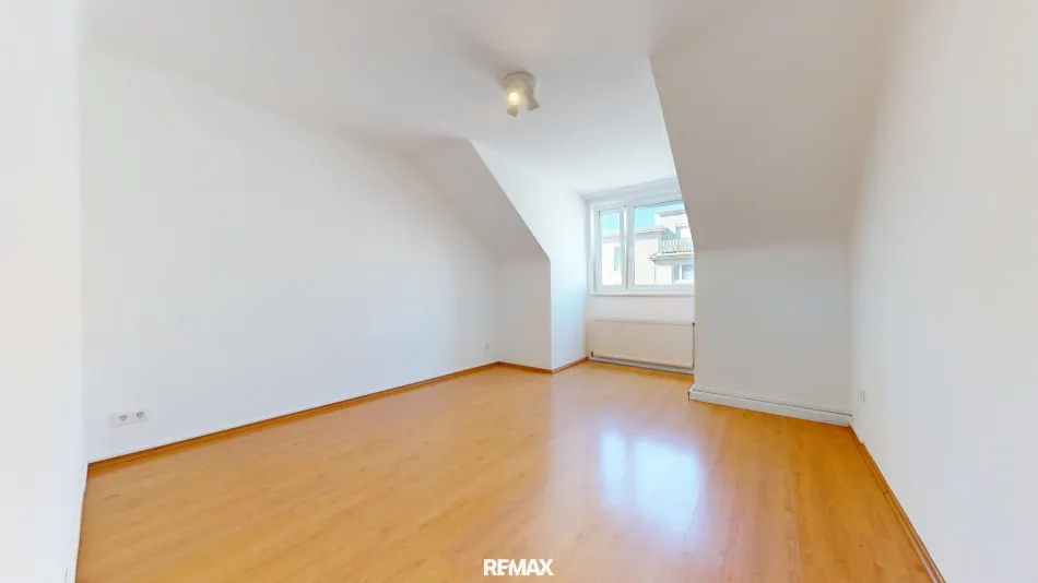 Drei-Zimmer-Dachgeschoß-Wohnung in U-Bahn und S-Bahn-Nähe - Bild