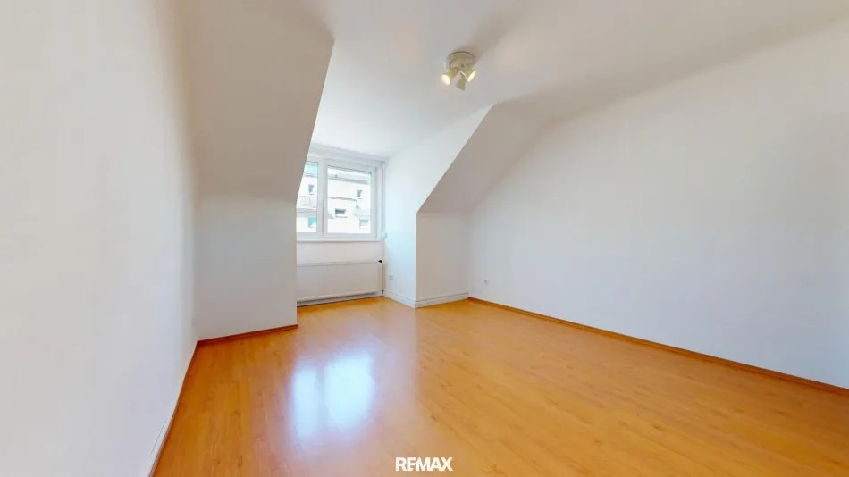 Drei-Zimmer-Dachgeschoß-Wohnung in U-Bahn und S-Bahn-Nähe - Titelbild