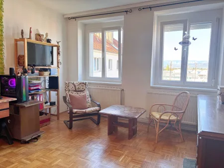 Niedrigenergiehaus: 3 Zimmer Wohnung mit Fernblick & KFZ-Stellplatz.