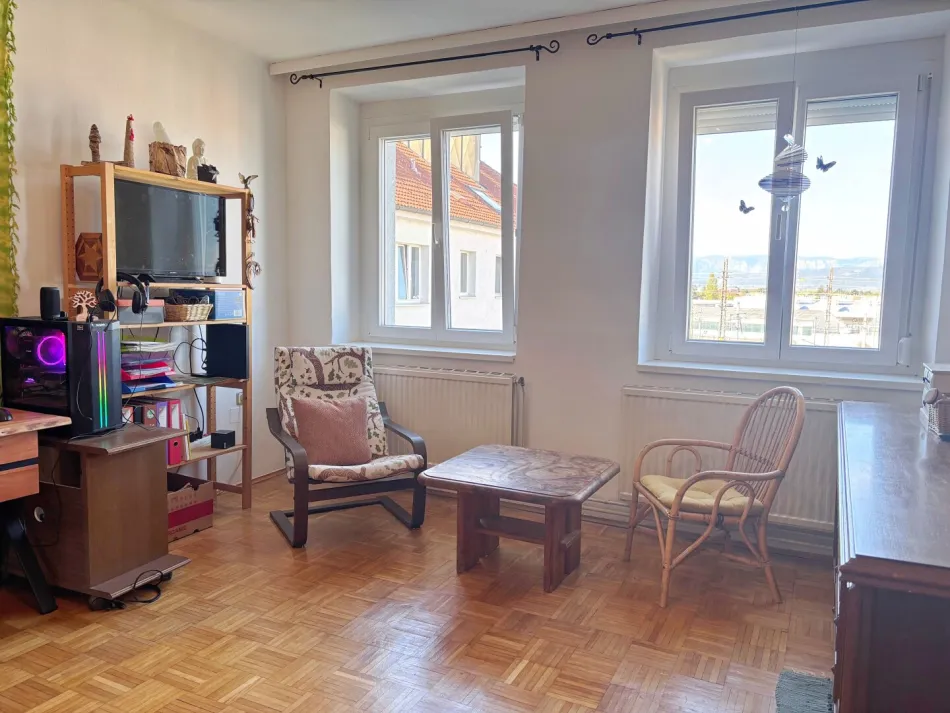 Niedrigenergiehaus: 3 Zimmer Wohnung mit Fernblick & KFZ-Stellplatz. - Titelbild