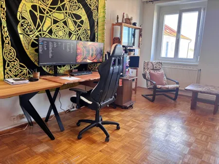 Niedrigenergiehaus: 3 Zimmer Wohnung mit Fernblick & KFZ-Stellplatz.