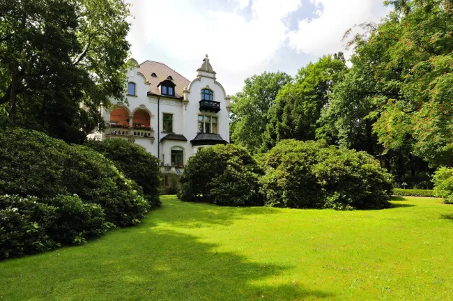 Traumhafte Villa und großzügiges Baugrundstück mit Zinshausprojekt! - Titelbild