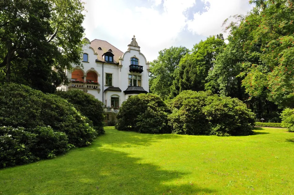 Traumhafte Villa und großzügiges Baugrundstück mit Zinshausprojekt! - Titelbild