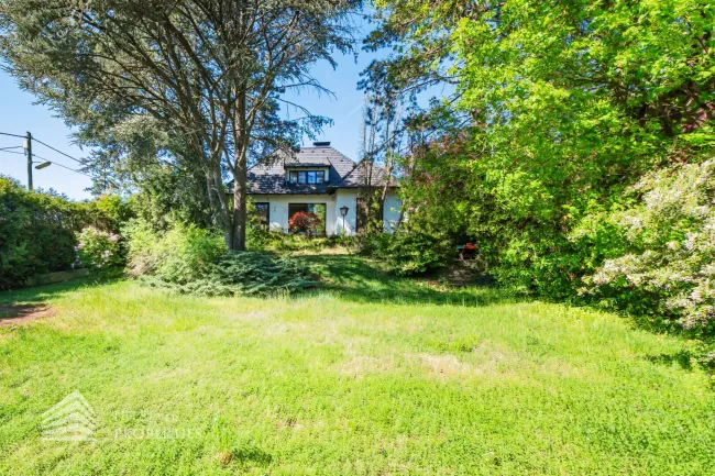 Traumhaftes Einfamilienhaus mit Gartenparadies - Bild