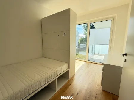 Zweites Zimmer mit Zugang zum Balkon