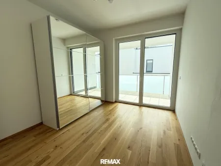 Zimmer mit Zugang zum Balkon