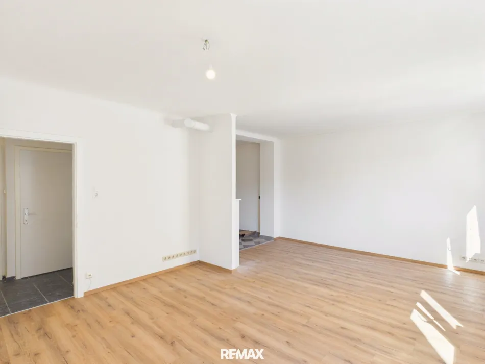 Helle 2,5-Zimmer-Wohnung direkt im Zentrum von Schwechat - Bild