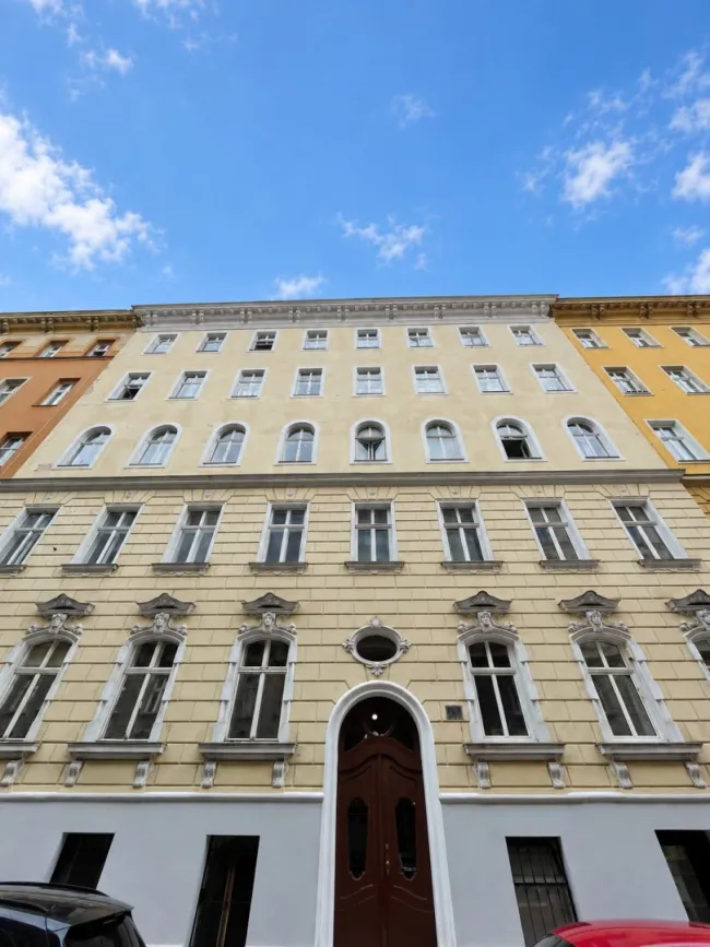 Stilvolle neu sanierte Altbauwohnung im Servitenviertel – ruhige Lage & U4 vor der Tür - Titelbild