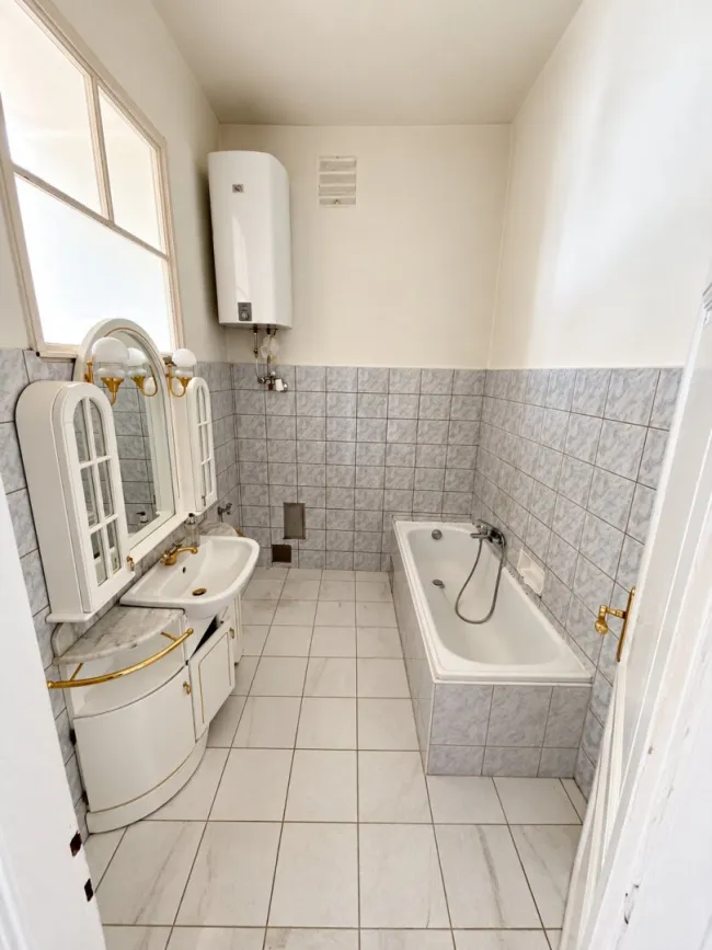 1040: Altbaujuwel mit außergewöhnlichem Entwicklungspotenzial – ca. 132 m² in bester Lage - Bild