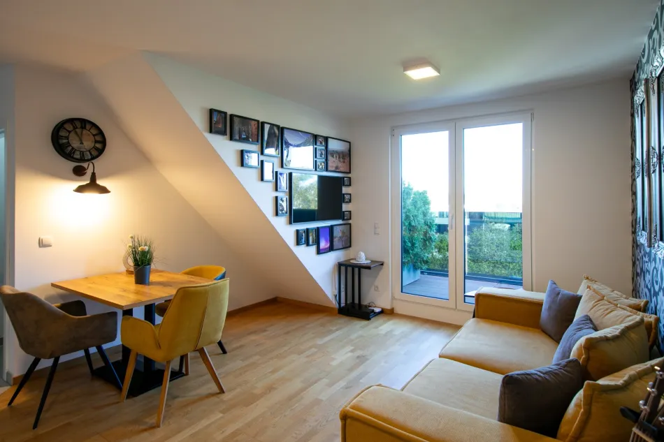Moderne DG-Wohnung mit Terrasse und Klimaanlage I Garagenplatz vorhanden - Bild