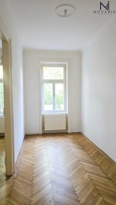 Vielseitige 3-Zimmer-Wohnung mit großem Potenzial und einem bezaubernden Grünblick, die darauf wartet, von Ihnen liebevoll renoviert zu werden. (über 1.000m2 Gemeinschaftsgarten)