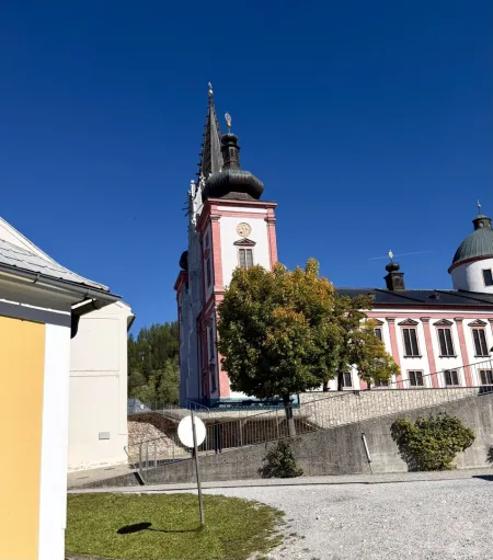 Toplage unter der Basilika