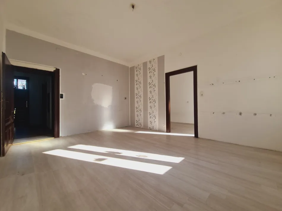 Altbau Sanierungstraum | 4-6 Zimmer | Ganze Etage - Bild
