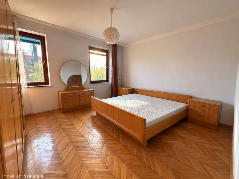 EINFAMILIENHAUS! 696 M² GRUNDSTÜCK! POTENZIAL! Sanierungsbedürftiges Haus mit viel Raum für individuelle Gestaltung! - Bild