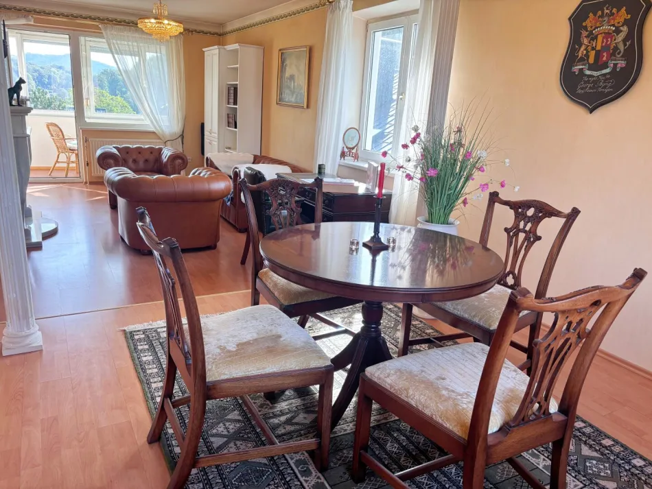 Niedrigenergiehaus: Fernsicht zum Verlieben – 3 Zimmer Wohnung mit beheizter Loggia und Stellplatz - Titelbild