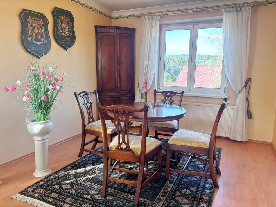 Niedrigenergiehaus: Fernsicht zum Verlieben – 3 Zimmer Wohnung mit beheizter Loggia und Stellplatz - Bild