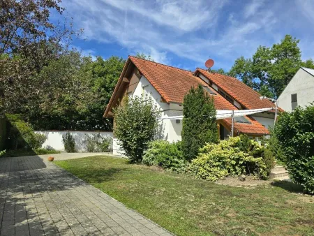 Zufahrt und Haus