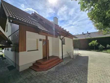 KFZ-Zufahrt, Hauseingang, Kelleraußentreppe