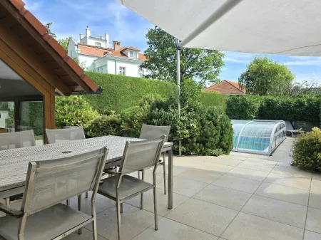 Terrasse mit Poolblick