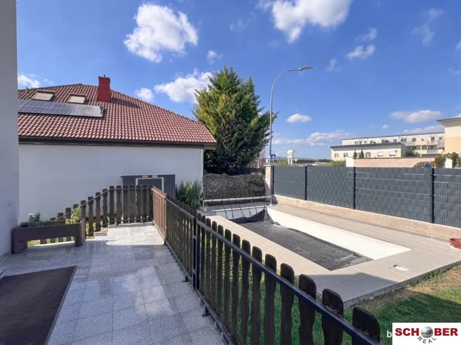 Großzügiges Zweiparteienhaus mit Salzwasserpool, Terrassen und Top-Anbindung - Bild